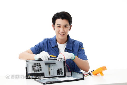 年輕維修工與軟件開發(fā) 數(shù)字時代的技術雙翼